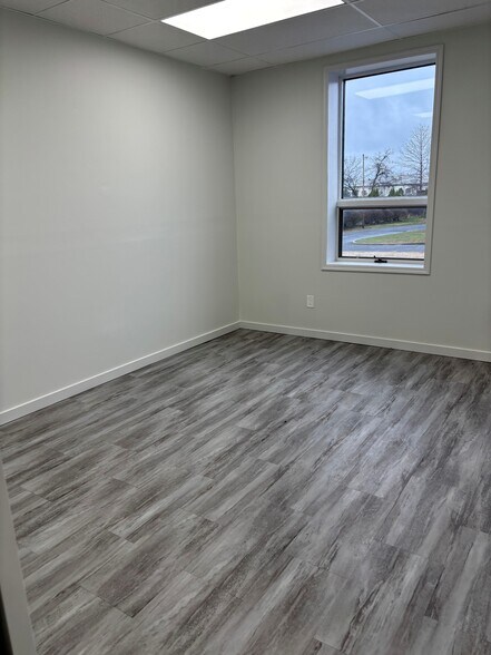 225 County Road 522, Manalapan Township, NJ à louer - Photo de l’immeuble – Image 3 sur 6