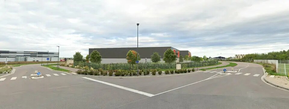 Local d’activités dans FRAGNES à louer - Photo de l’immeuble – Image 3 sur 3