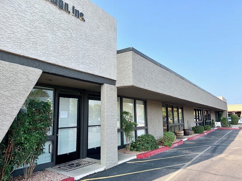 7735 E Gelding Dr, Scottsdale, AZ à louer - Photo de l’immeuble – Image 3 sur 10