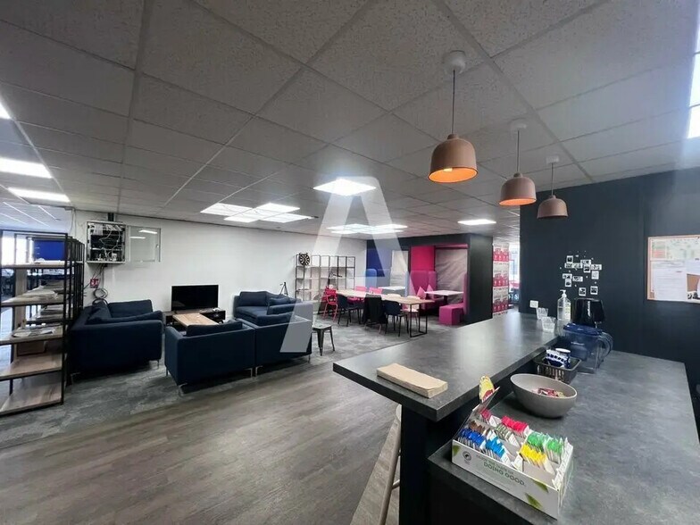 Local d’activités dans Ivry-sur-Seine à louer - Photo de l’immeuble – Image 3 sur 7