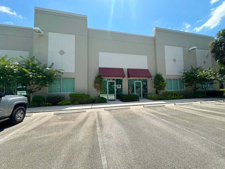 571 NW Mercantile Pl, Port Saint Lucie, FL à vendre - Photo de l’immeuble – Image 3 sur 11