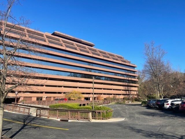 120 White Plains Rd, Tarrytown, NY à louer - Photo de l’immeuble – Image 2 sur 7