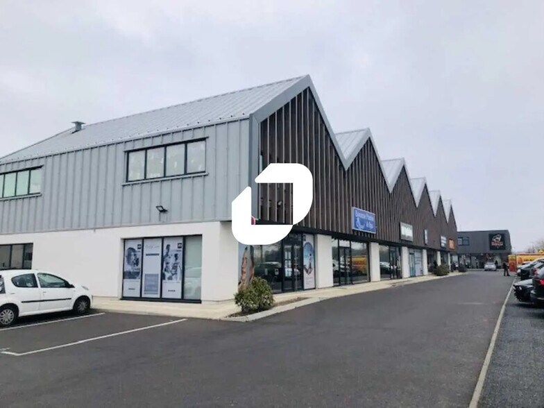 Local commercial dans Fontenay-le-Vicomte à louer - Photo de l’immeuble – Image 1 sur 11