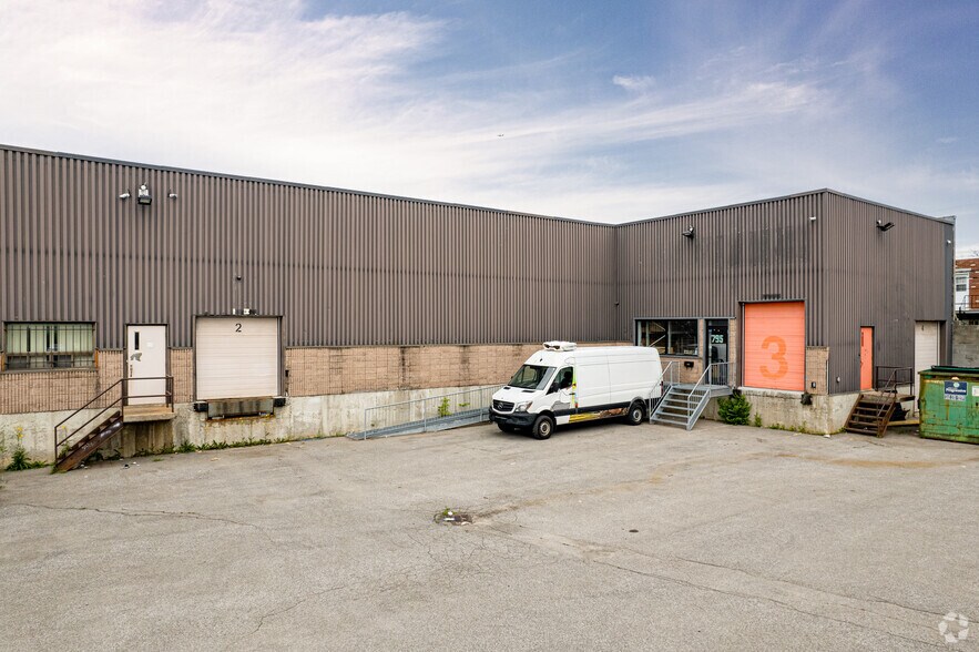 795 Boul Curé-Labelle, Laval, QC à vendre - Photo principale – Image 1 sur 11