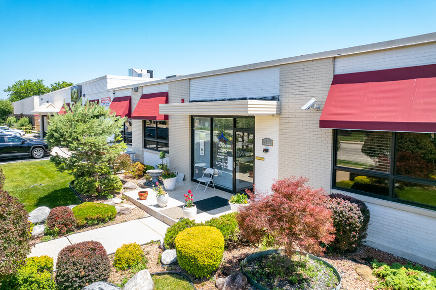 6421-6425 N Hamlin Ave, Lincolnwood, IL à louer - Photo de l’immeuble – Image 3 sur 6