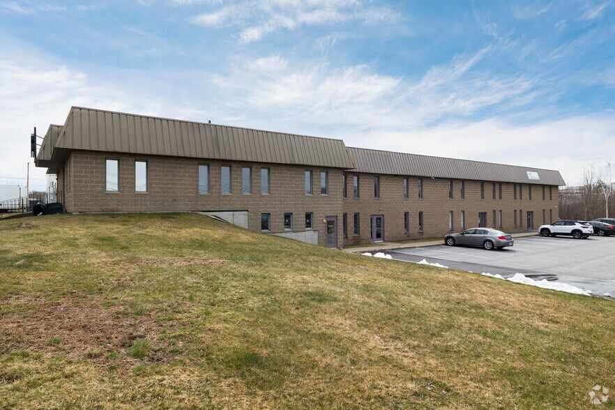 51 Harvey Rd, Londonderry, NH à louer - Photo de l’immeuble – Image 3 sur 5