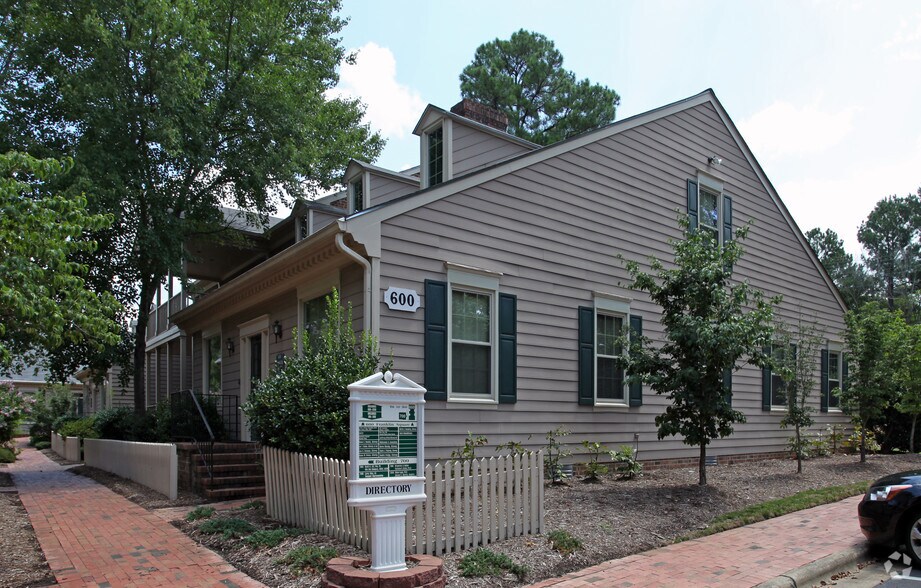 1829 E Franklin St, Chapel Hill, NC à louer - Photo de l’immeuble – Image 2 sur 11