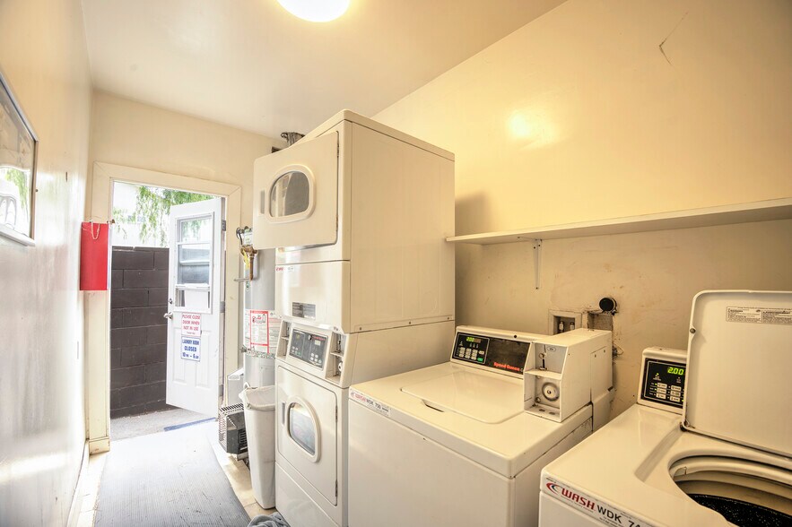 2463 Montrose Ave, Montrose, CA à vendre - Photo de l’immeuble – Image 3 sur 7