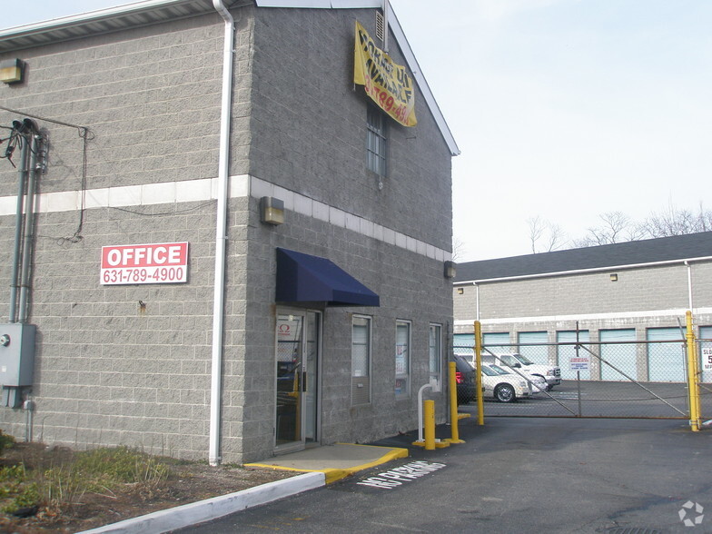 185 Sunrise Hwy, Amityville, NY à vendre - Photo de l’immeuble – Image 2 sur 2
