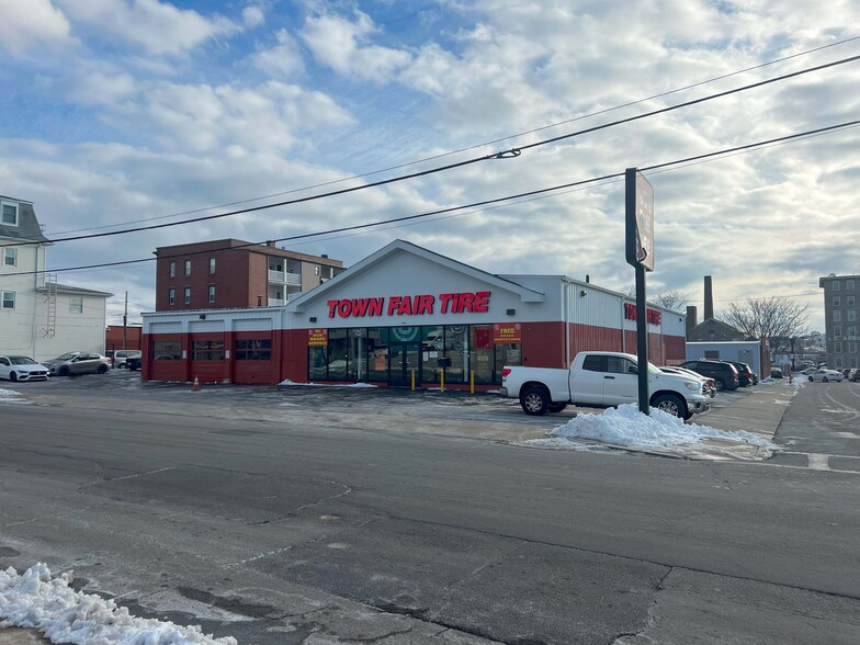 325 Bedford St, Fall River, MA à vendre - Photo de l’immeuble – Image 1 sur 2