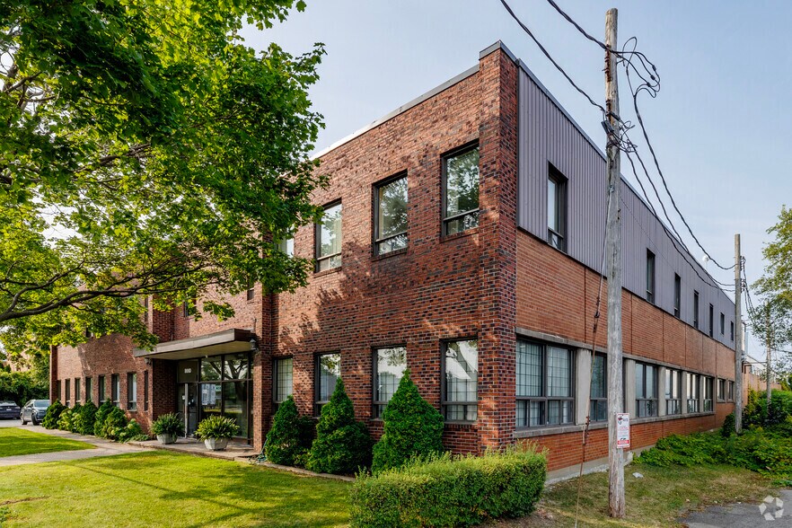 8660 Ch Darnley, Mt Royal, QC à louer - Photo de l’immeuble – Image 2 sur 4