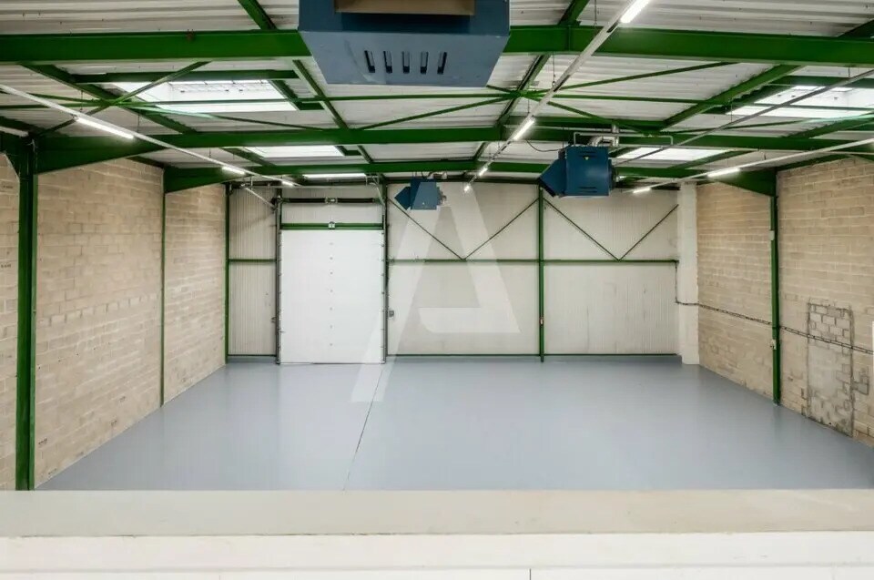 Industriel/Logistique dans Saint-Thibault-des-Vignes à louer Photo intérieure– Image 1 sur 10