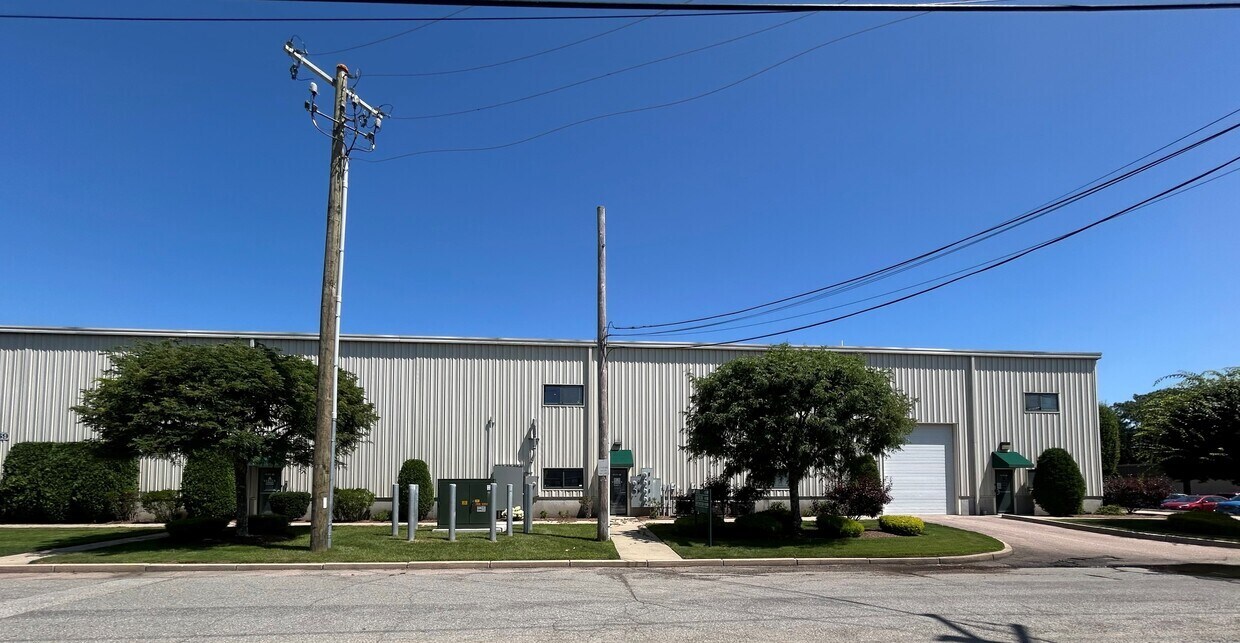 69 Illinois Ave, Warwick, RI à louer Photo de l’immeuble– Image 1 sur 1