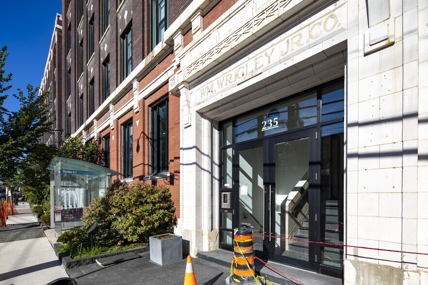 235 Carlaw Ave, Toronto, ON à louer - Photo de l’immeuble – Image 3 sur 12