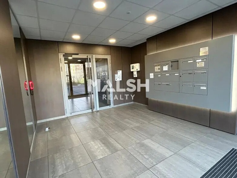 Bureau dans Francheville à vendre - Hall d’entrée – Image 3 sur 15