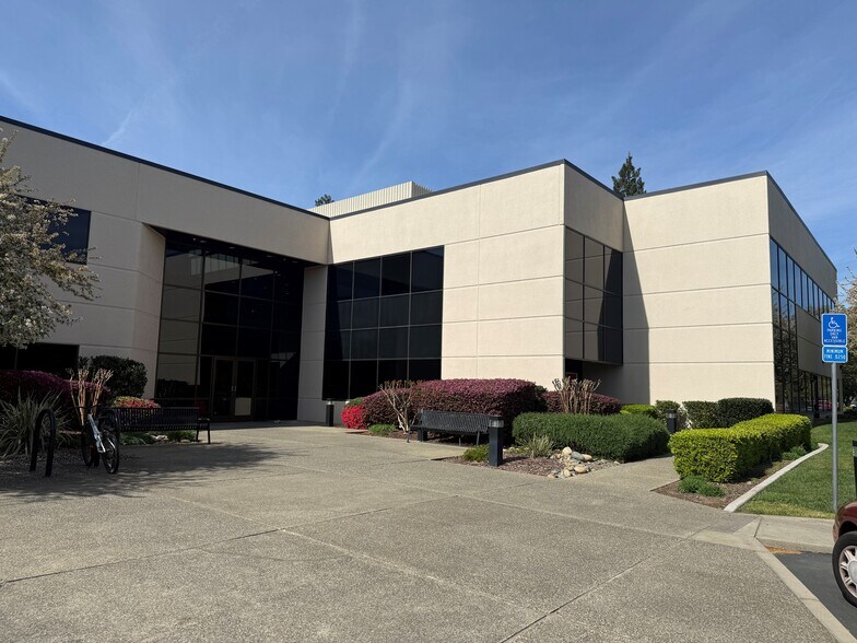 110 Blue Ravine Rd, Folsom, CA à vendre - Photo de l’immeuble – Image 1 sur 5
