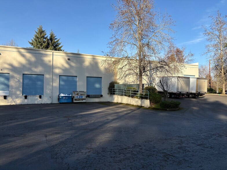 18057 SW Teton Ave, Tualatin, OR à louer - Photo de l’immeuble – Image 2 sur 3