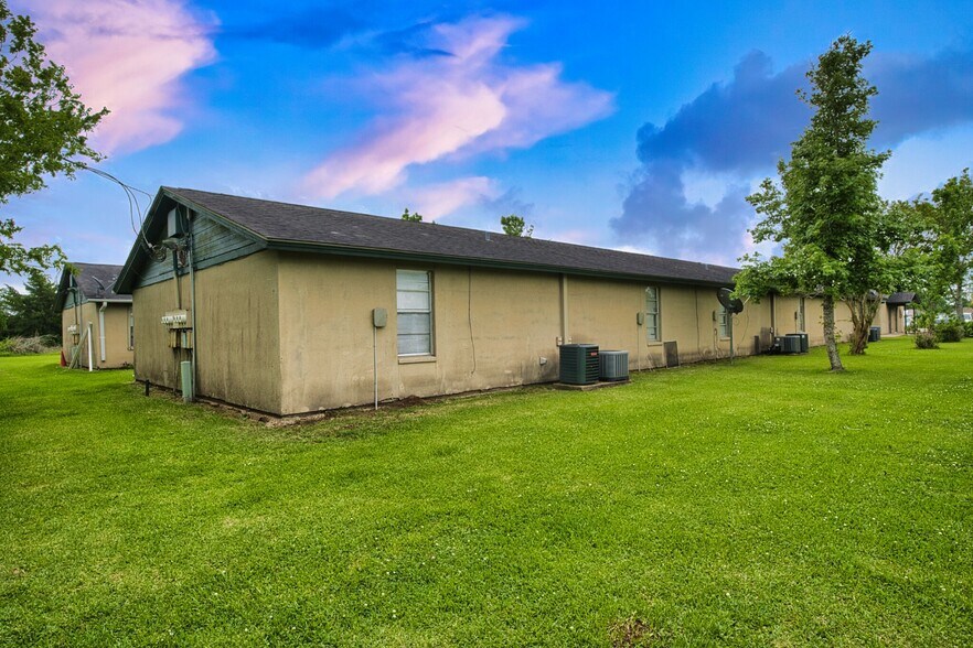 401 E Texas St, Brazoria, TX à vendre - Photo de l’immeuble – Image 3 sur 19