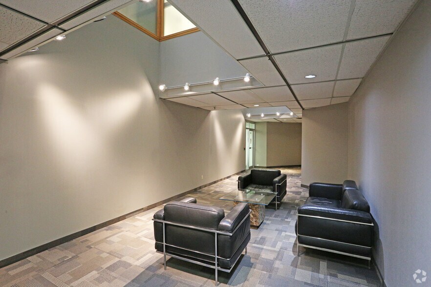 2116 27th Ave NE, Calgary, AB à louer - Photo intérieure – Image 3 sur 8