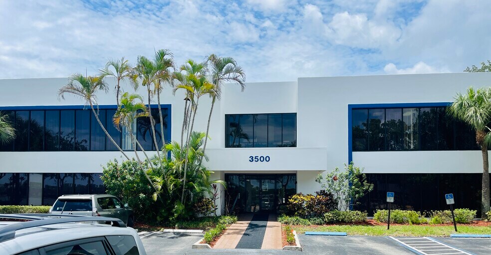 3500 Gateway Dr, Pompano Beach, FL à louer - Photo de l’immeuble – Image 3 sur 17