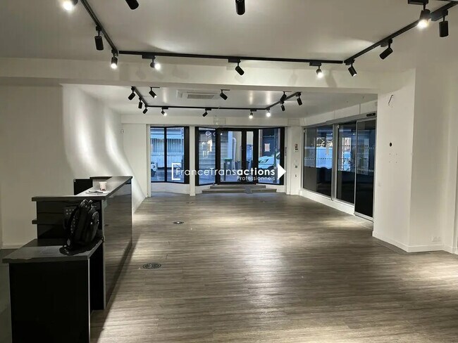 Plus de détails pour Local commercial à vendre