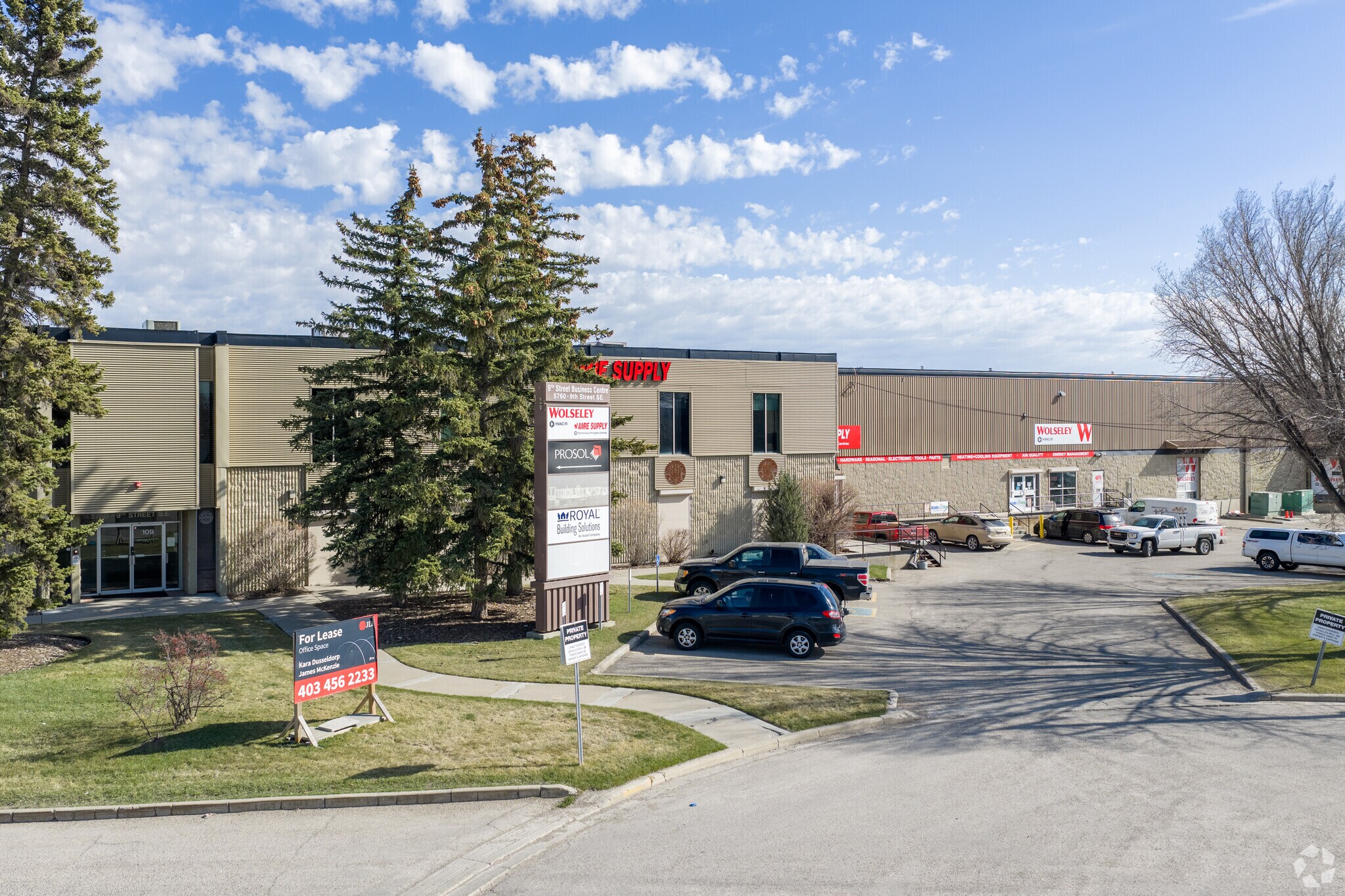 5760 9th St SE, Calgary, AB à louer Photo principale– Image 1 sur 5