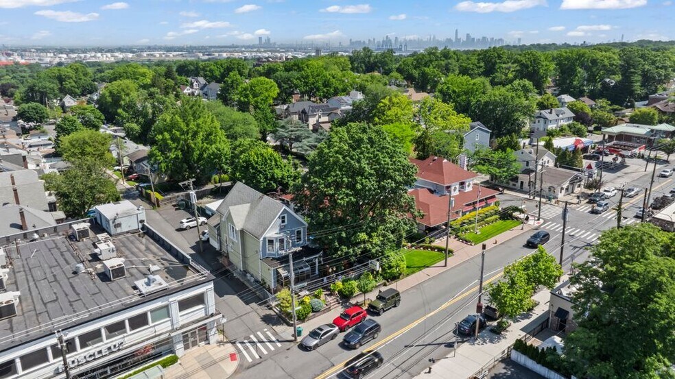 585 Forest Ave, Staten Island, NY à vendre - Aérien – Image 2 sur 21