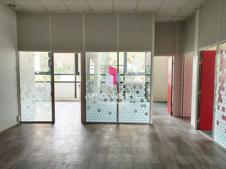 Bureau dans Guyancourt à louer - Photo de l’immeuble – Image 3 sur 5