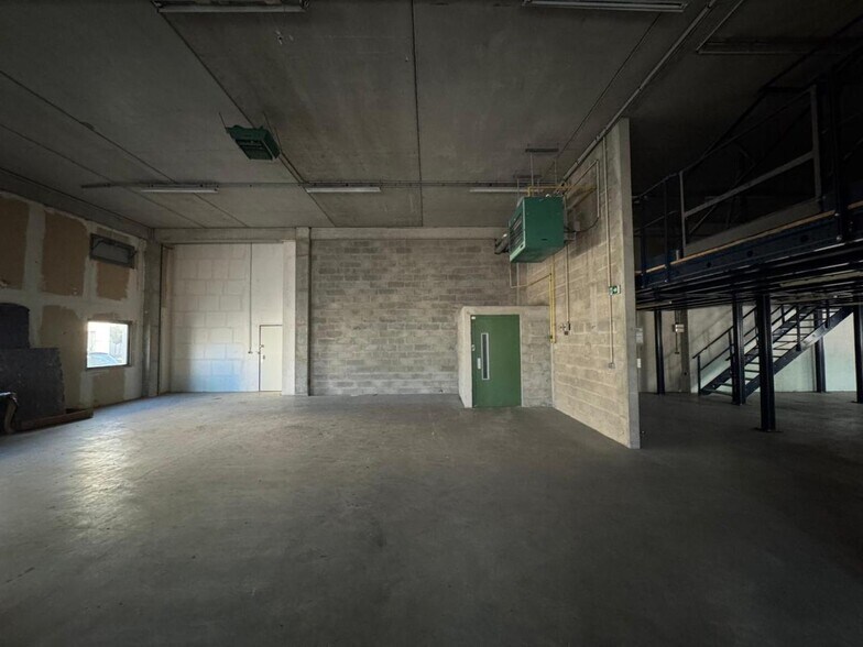 Local d’activités dans Villeneuve-la-Garenne à louer - Photo intérieure – Image 3 sur 15