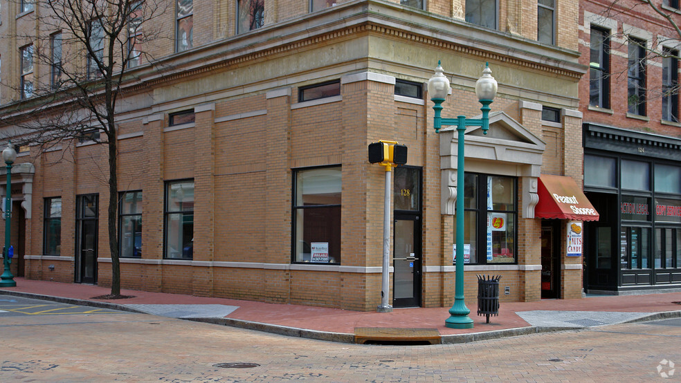 803 Quarrier St, Charleston, WV à louer - Photo de l’immeuble – Image 1 sur 2
