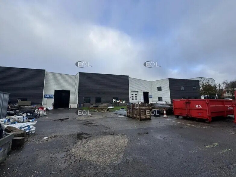 Local d’activités dans Montigny-le-Bretonneux à louer - Photo de l’immeuble – Image 2 sur 10