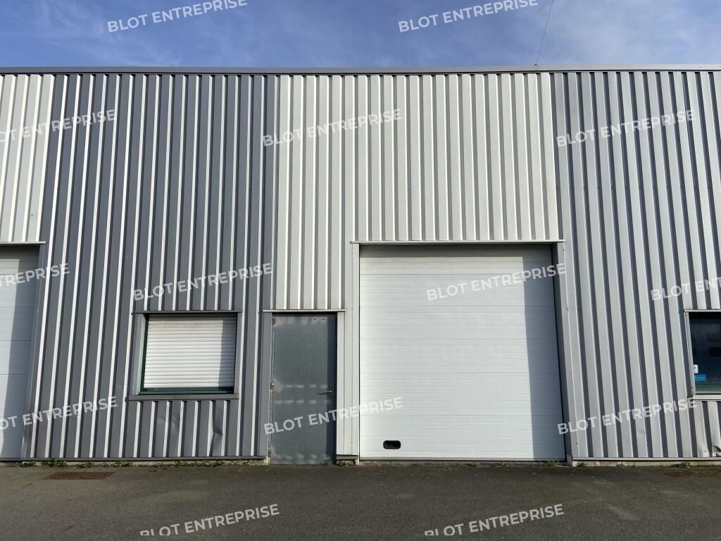 Local d'activités dans Noyal-Châtillon-sur-Seiche à vendre Photo de l’immeuble– Image 1 sur 9