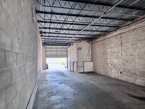 519-533 NE 34th St, Oakland Park, FL à louer Photo intérieure– Image 2 sur 4