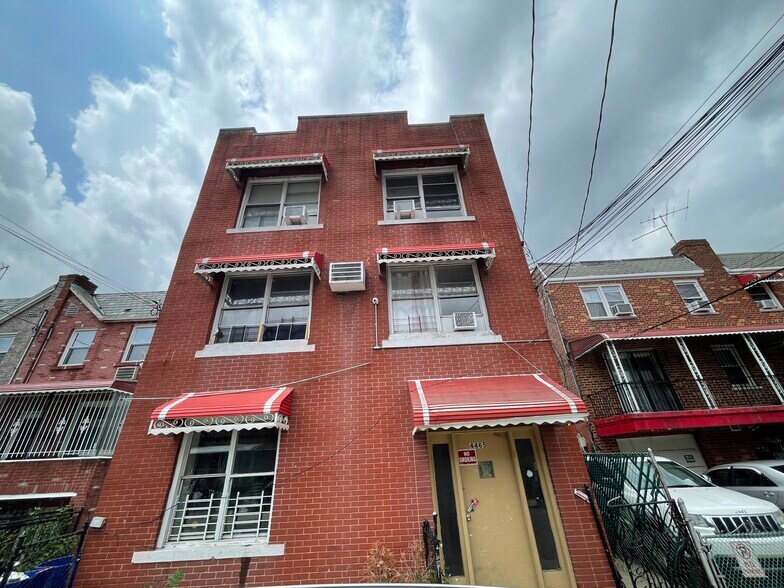 4465 Byron Ave, Bronx, NY à vendre - Photo de l’immeuble – Image 1 sur 28