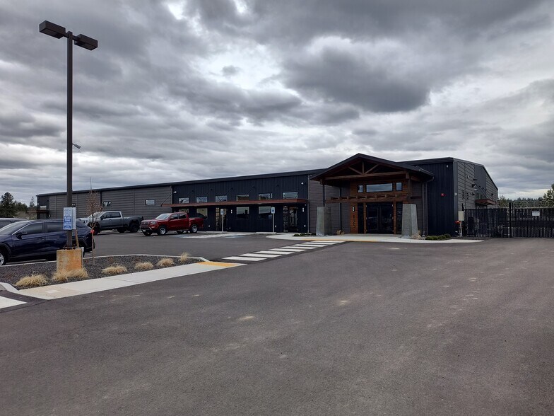 125 E J St, Deer Park, WA à louer - Photo de l’immeuble – Image 1 sur 10