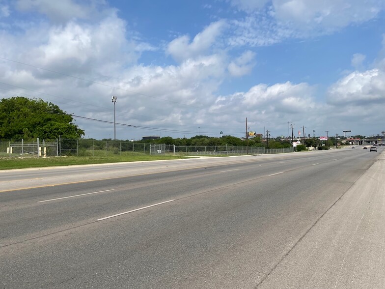 W Military Dr & Hwy 90, San Antonio, TX à vendre - Photo de l’immeuble – Image 3 sur 4