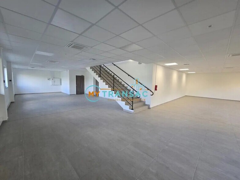 Local d’activités dans Vaires-sur-Marne à louer - Photo de l’immeuble – Image 3 sur 8