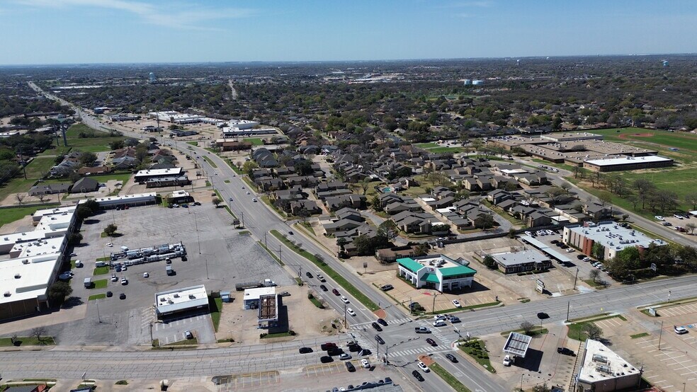 2901 Brown Trl, Bedford, TX à vendre - Photo de l’immeuble – Image 3 sur 8