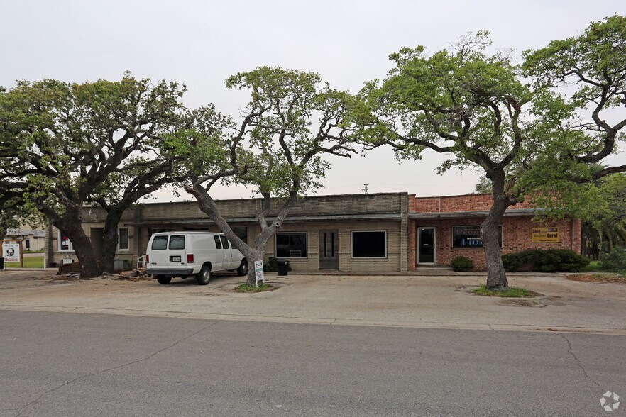 346-354 S Houston St, Aransas Pass, TX à vendre - Photo de l’immeuble – Image 2 sur 5
