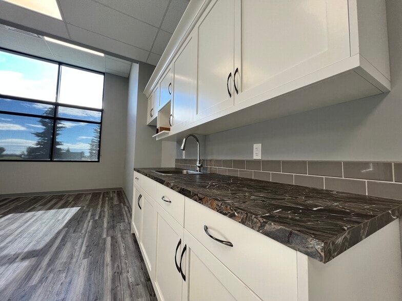284 Burnt Park Dr, Red Deer County, AB à louer - Photo intérieure – Image 3 sur 7