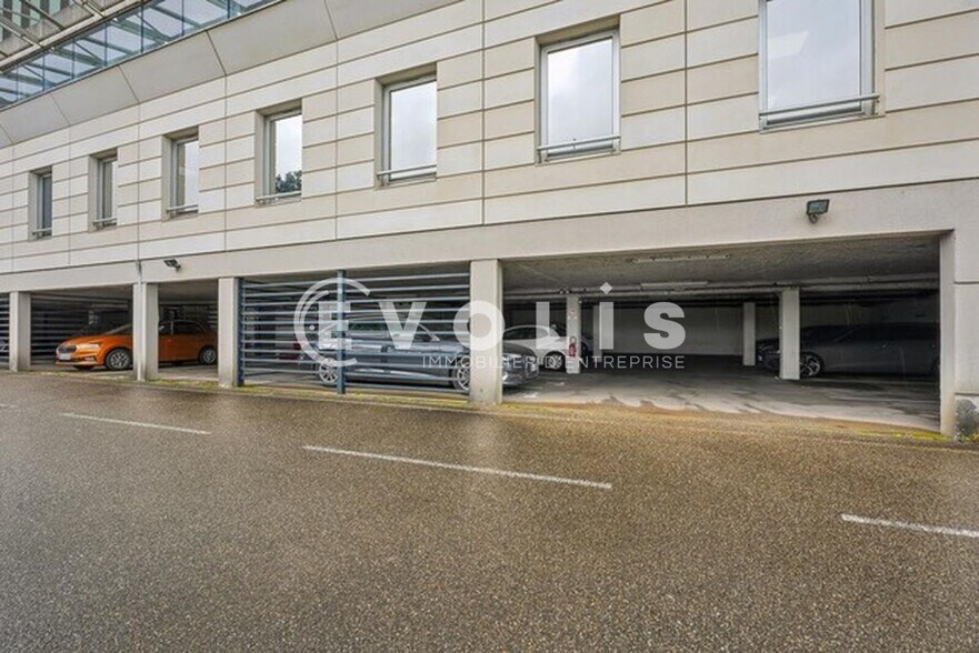 6 Rue Edison, Bron à vendre - Photo de l’immeuble – Image 3 sur 10