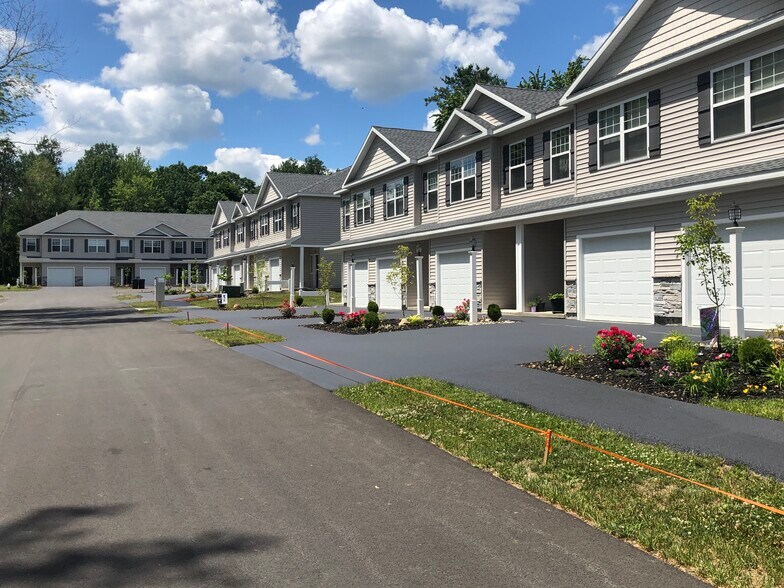 Ridge Manor Court, Niskayuna, NY à vendre - Photo de l’immeuble – Image 2 sur 32