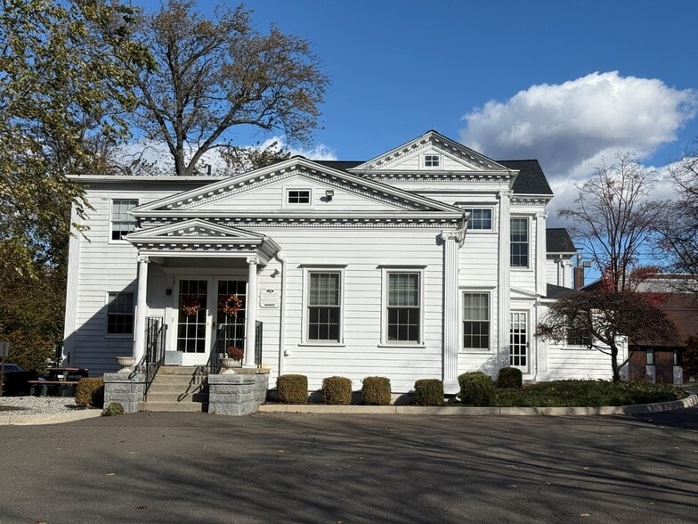 158 Deer Hill Ave, Danbury, CT à vendre - Photo de l’immeuble – Image 3 sur 14