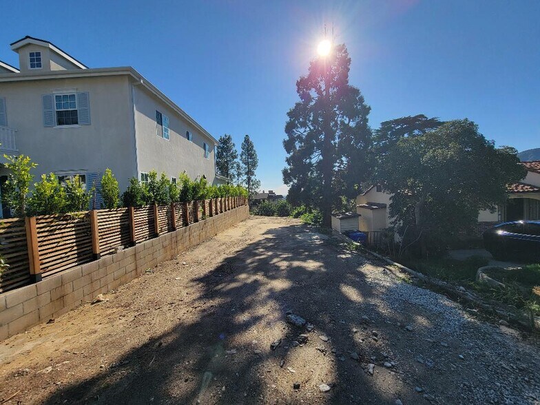 2442 Cross st, La Crescenta, CA à vendre - Photo de l’immeuble – Image 2 sur 6