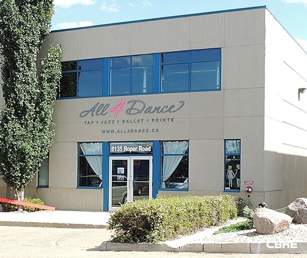 8103-8135 Roper Rd NW, Edmonton, AB à louer - Photo de l’immeuble – Image 3 sur 4