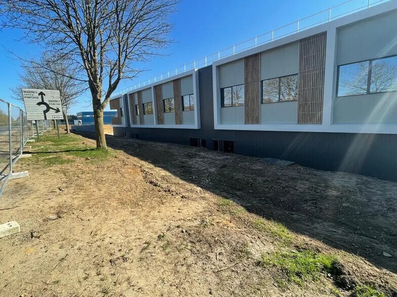 Local d'activités dans Marines à vendre - Photo de l’immeuble – Image 2 sur 16