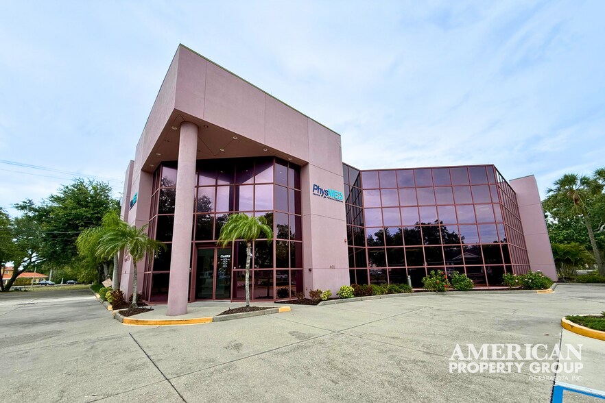 401 Manatee Ave E, Bradenton, FL à louer - Photo de l’immeuble – Image 1 sur 15