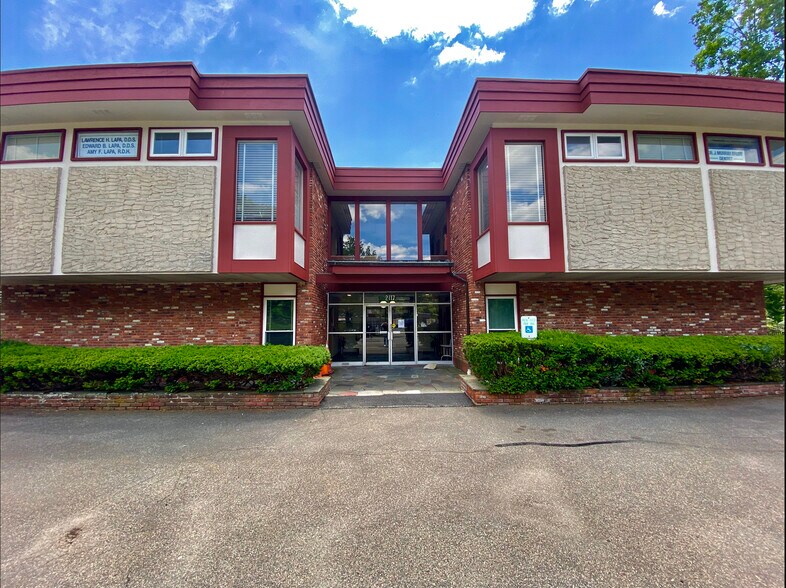 2117 Crompond Rd, Cortlandt Manor, NY à vendre - Photo de l’immeuble – Image 1 sur 4
