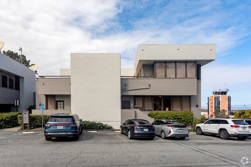 2511 Garden Rd, Monterey, CA à louer - Photo de l’immeuble – Image 1 sur 26