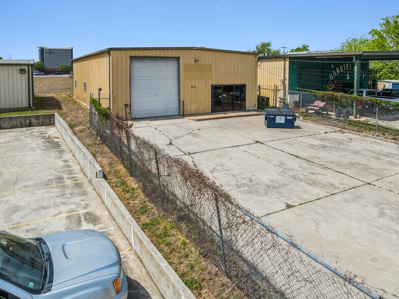 111 Texas Ave, San Marcos, TX à vendre - Photo de l’immeuble – Image 2 sur 5